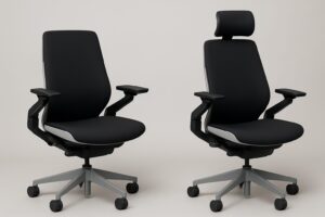 ヘッドレスト無しモデルとヘッドレスト付きモデルのジェスチャーを並べ、後付けの不可を視覚的に訴求する比較イメージ。