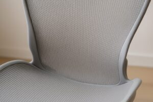 - コズムチェアの背もたれから座面にかけて継ぎ目なく体を包み込む「インターセプトサスペンション」メッシュのテクスチャ。