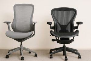 - ハーマンミラーのコズムチェア(左)とアーロンチェア(右)を並べた、設計思想の違いを示す対比図。