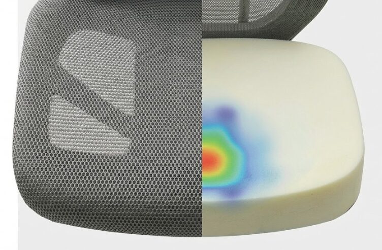 通気性の良いメッシュ素材の座面と、体圧を分散する高品質なウレタン座面の比較クローズアップ画像。